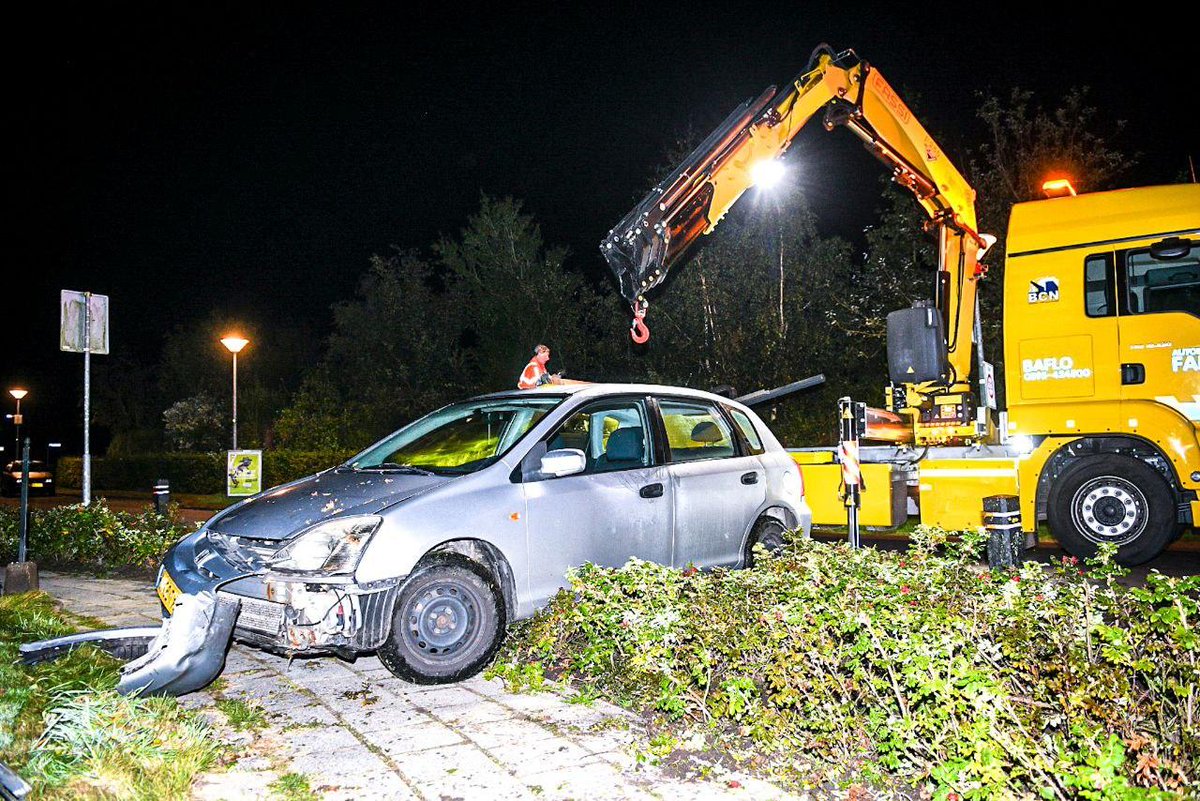 Auto in voortuin na ruk aan stuur -..