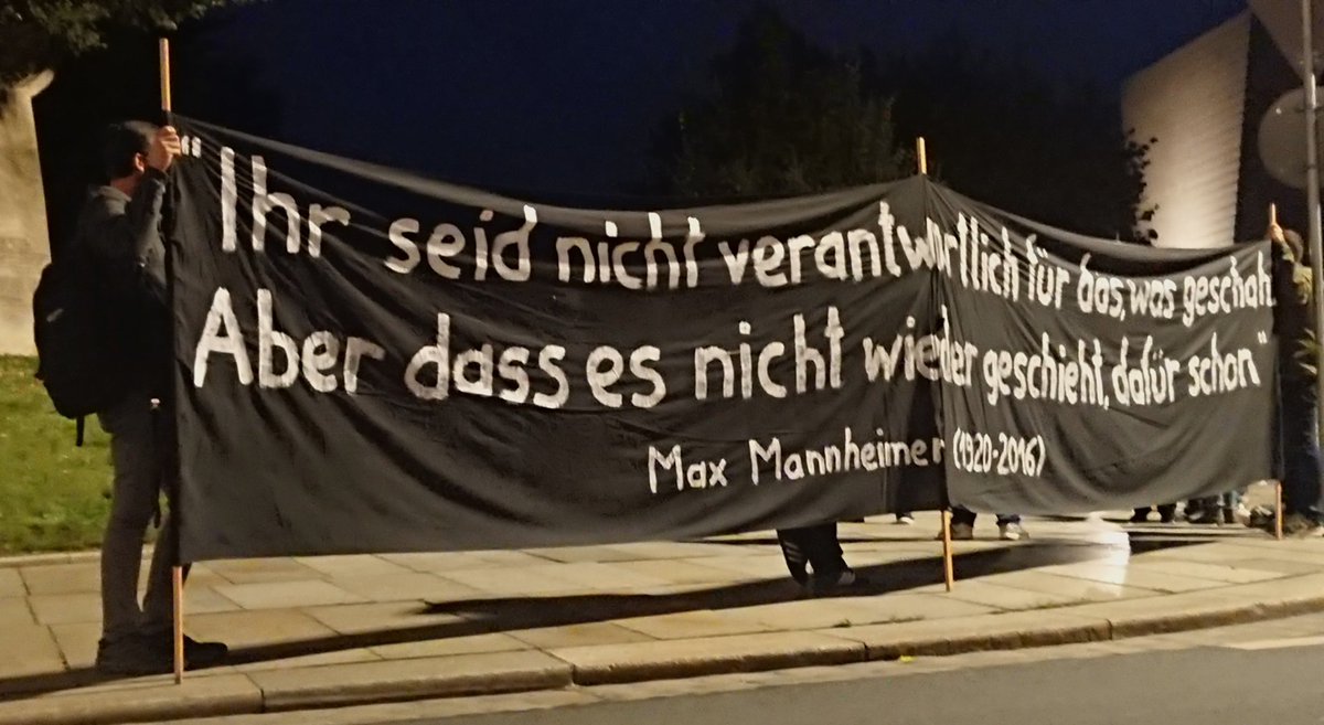 Mit einer Schweigeminute und zwei Redebeiträgen wird vor der Synagoge in #Dresden der Opfer des rechten Terroranschlags im Jahr zuvor in #Halle gedacht #RechtenTerrorStoppen #Halle0910