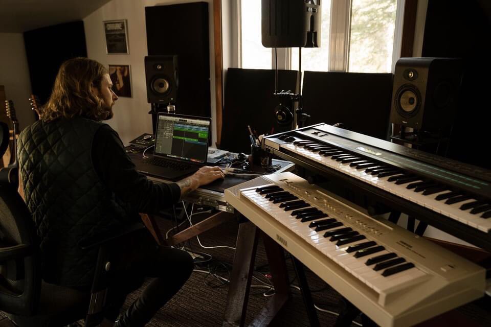 Faites-vous en pas les chum(ette)s, c'est pas parce qu'on a l'air de rien faire qu'on fait rien. Tranquillement, y'a un 4e album qui se prépare. 
📝🎶

📷: Mayme Gagné