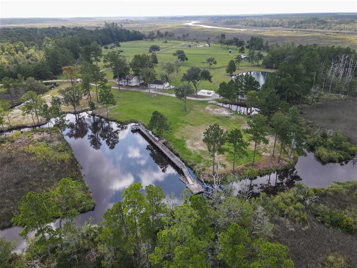 LANDFLIP's tweet photo. This estate in Camden Co., GA, features a private 29-acre island accessed by a causeway. It provides inshore &amp; offshore fishing and freshwater fishing. There's a home, horse stables, and pastures. Learn more on the #LANDFLIP BLOG. Offered by @MOPCoastal https://t.co/AJ5TljOO3e https://t.co/6TlRwjXgHq