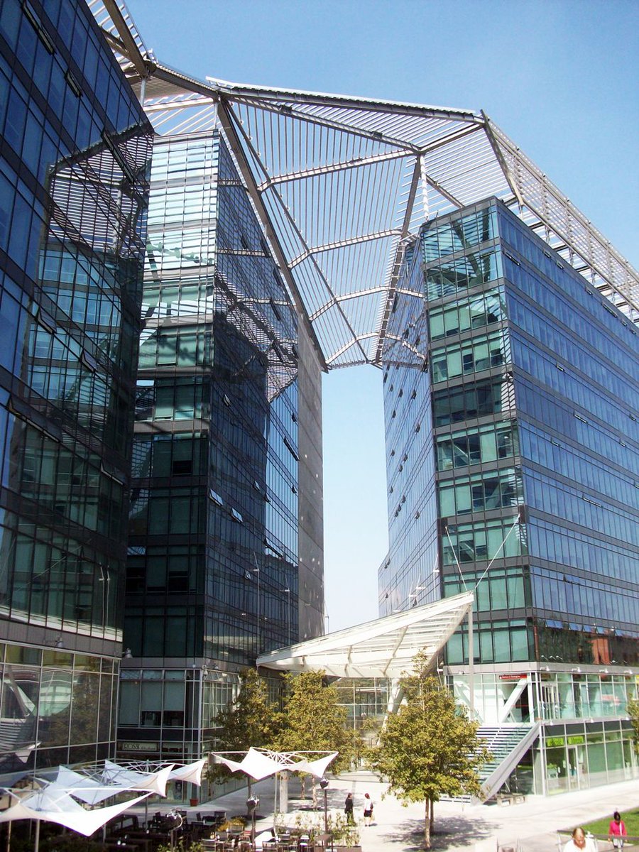 There is structuring axis starting in the south, passing across the new town hall, with a covered pergola, right behind the central station.