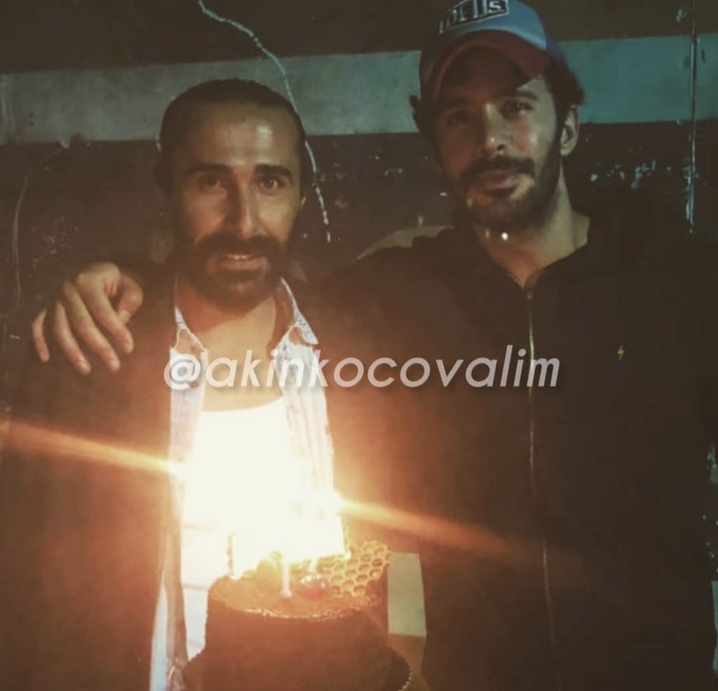 BAAFC87's tweet photo. احتفال كاست الحفرة بعيد ميلاد باريش 🎂

#BarışArduç https://t.co/ypomnApxaQ