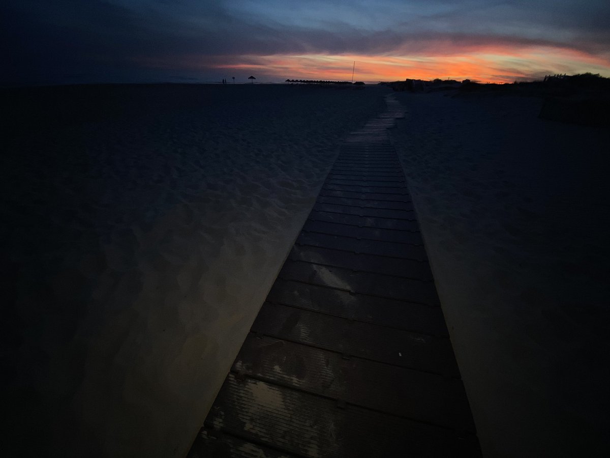 LucasArundell's tweet photo. Sunset in Portugal #mordor #praiaverde #wonder https://t.co/2A2DsdPBRt