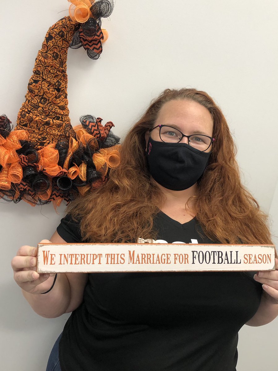 85RosiePosie85's tweet photo. ๐๐Iโm dying! Cause itโs so true! My awesome RAM @_Shannon_2019 saw this sign and said she had to get this for me.๐๐ #SplitHousehold #FootballSeason #FootballFan #MyTeamIsbetter https://t.co/OC1Yu9mmTZ