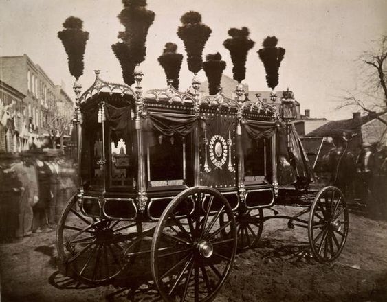 The Victorian funerary procession was usually guided by a black carriage, which black or white horses pulled.