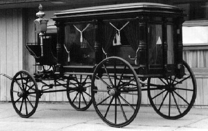 The Victorian funerary procession was usually guided by a black carriage, which black or white horses pulled.