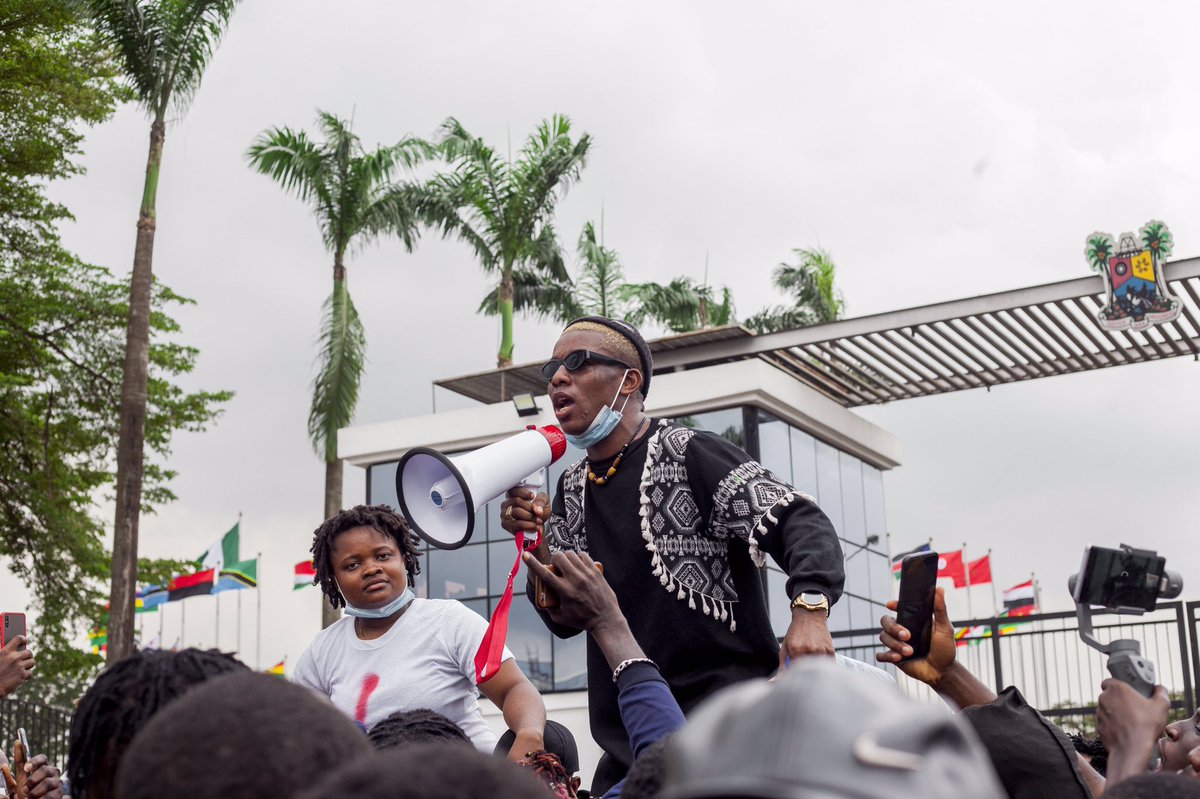 Lumi_rexx's tweet photo. This young man ‘small doctor’ is a leader ✊🏾✊🏾

We are telling our stories ✊🏾
#EndSARS #EndSarsNow #EndSarsProtester https://t.co/LvM9LUrCj8