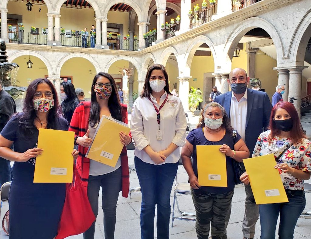 anagonmx's tweet photo. Hoy acompaño al Alcalde de #Zapopan @PabloLemusN y al representante del @INSUS_Oficial en #Jalisco Ernesto Padilla a la entrega de títulos de propiedad. ¡Nos emociona el convenio de colaboración para la regularización del suelo en favor de la #certezajurídica de las familias! https://t.co/PpLBkGXByp