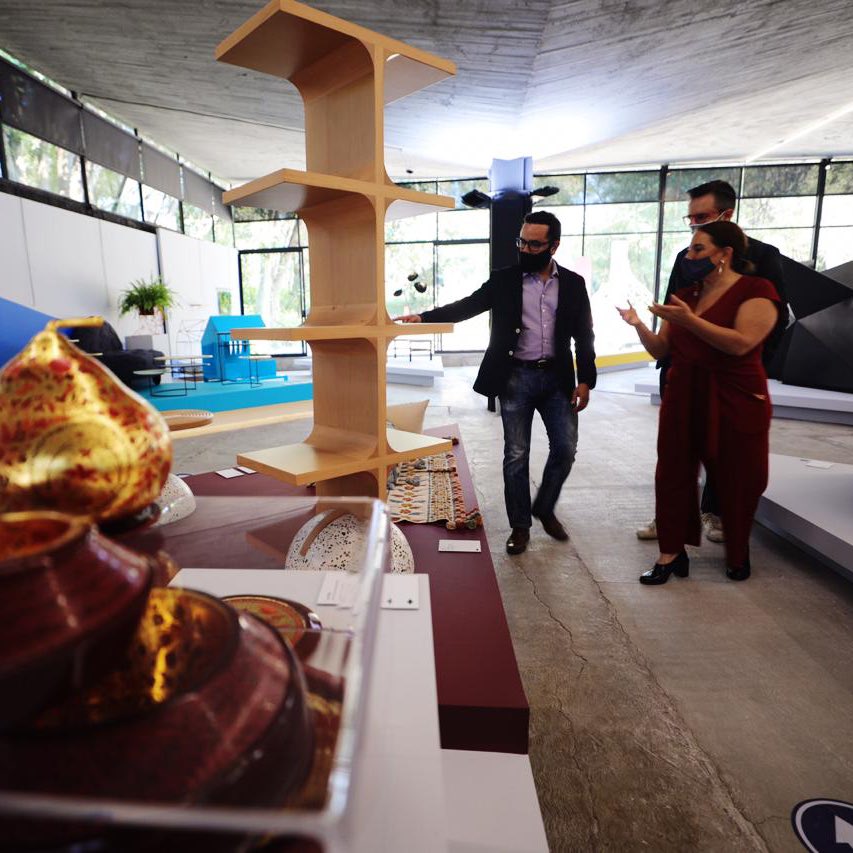 AlcaldiaMHmx's tweet photo. El Alcalde @vromog inauguró la Exposición de @designweekmex en el @espacio_cdmx del Bosque de @ChapultepecCDMX. Ya se encuentra abierta para que las y los miguelhidalguenses la puedan visitar cumpliendo las medidas sanitarias.
#DWM20
#IneditoDWM
#MHelCorazónDeLaCapital https://t.co/Re2M6skRNI