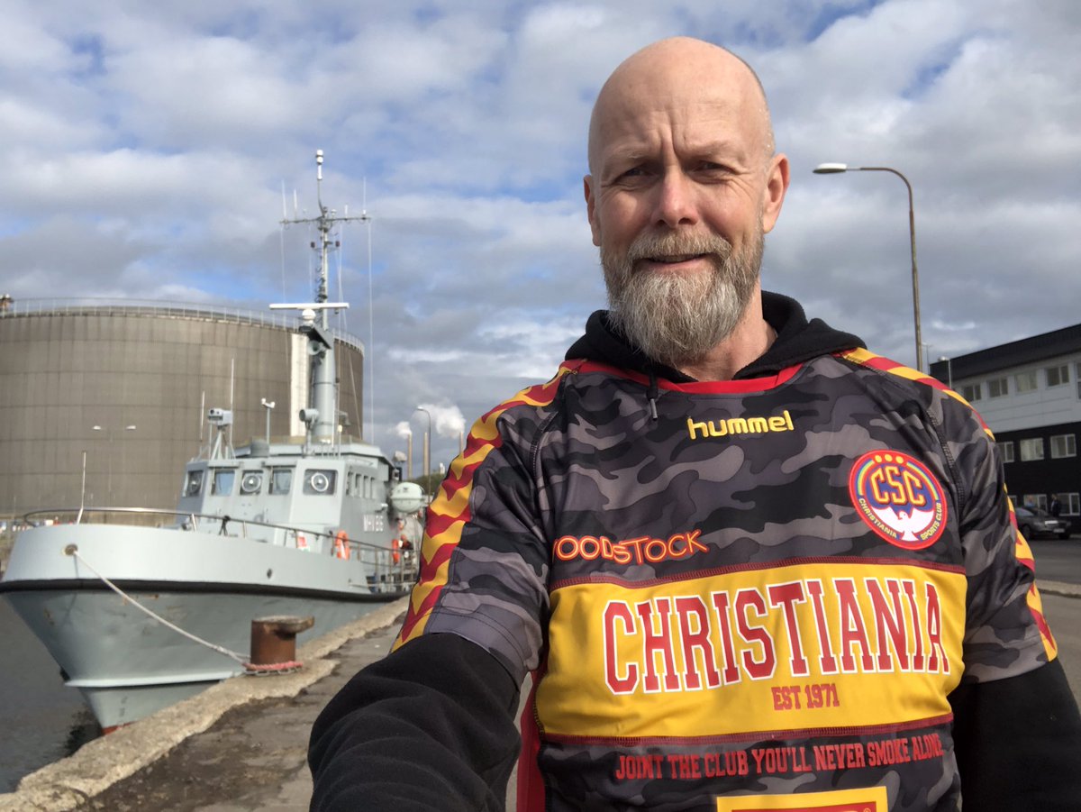 PoulKnudsgaard's tweet photo. Jeg gik forbi Aalborg havn og MHV 816 på dagens “Let’s Walk Together” - hver for sig.
Derudover var det #FodboldtrøjeFredag i dag, så jeg havde en fodboldtrøje på - både til Teams møder og på gåturen.
#AMdag20 #manenergysolution #frederikshavn #blådk #børnecancerfonden https://t.co/vWyD7Mo79v