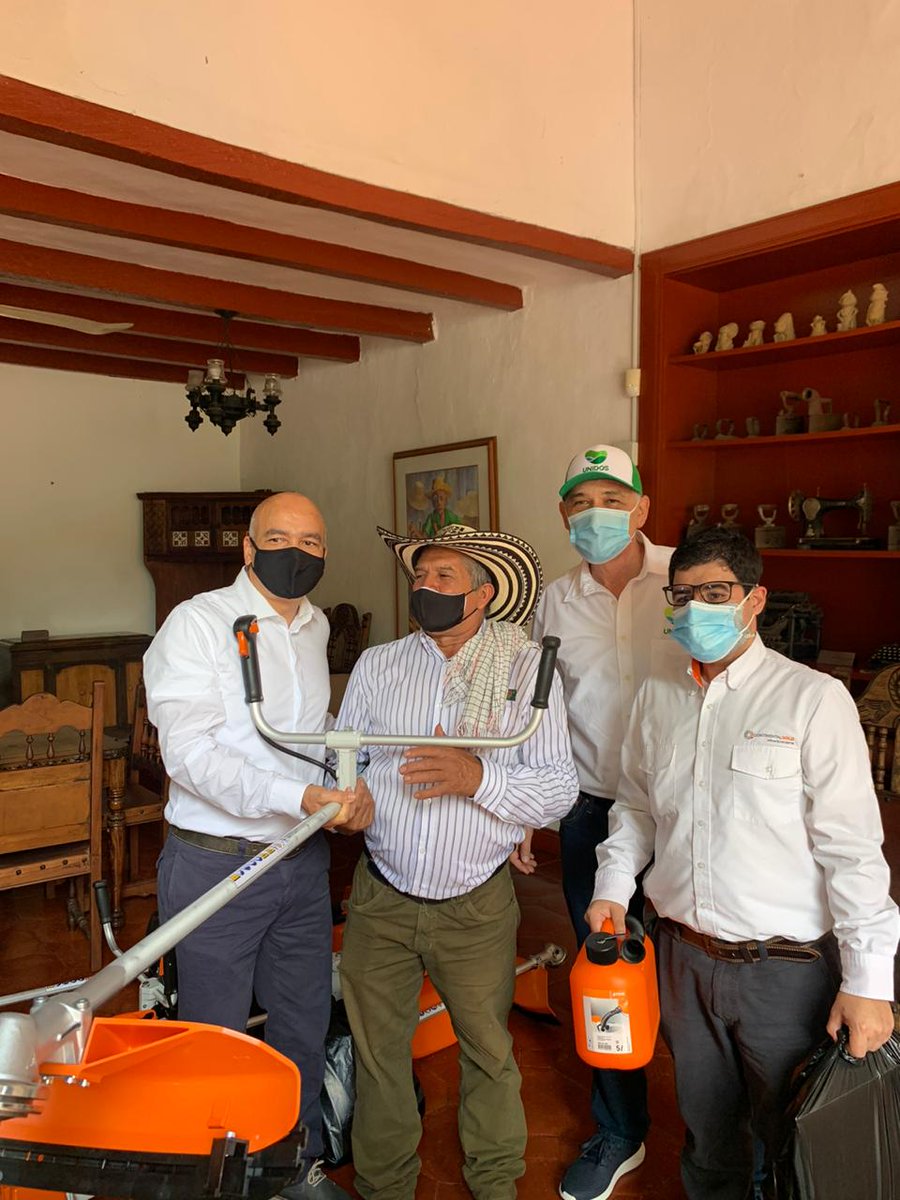 JorgeAlbertoJP's tweet photo. 🗣️👉| La Secretaría de Minas acompañó a @CNLGold en la entrega de equipos agrícolas a campesinos de los municipios de Buriticá, Santa Fé de Antioquia, Giraldo, Cañasgorda y Frontino.

💚#UNIDOS apoyamos a emprendimientos locales por parte de la minería. https://t.co/0sfo9m6MnD