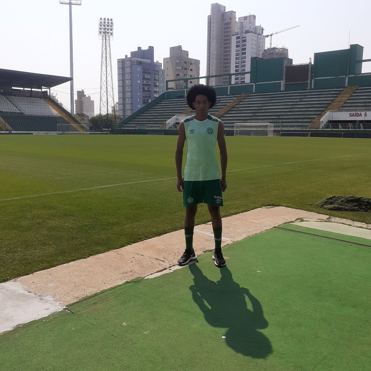 peixin03's tweet photo. Só tenho que agradecer a Deus por essa oportunidade na minha sou muito grato a ti ❤🙌🏽
Obrigado @ChapecoenseReal por confiar no meu trabalho vamos que vamos em busca dos objetivos ❤🙌🏽🙌🏽 https://t.co/wFtFhs52BY