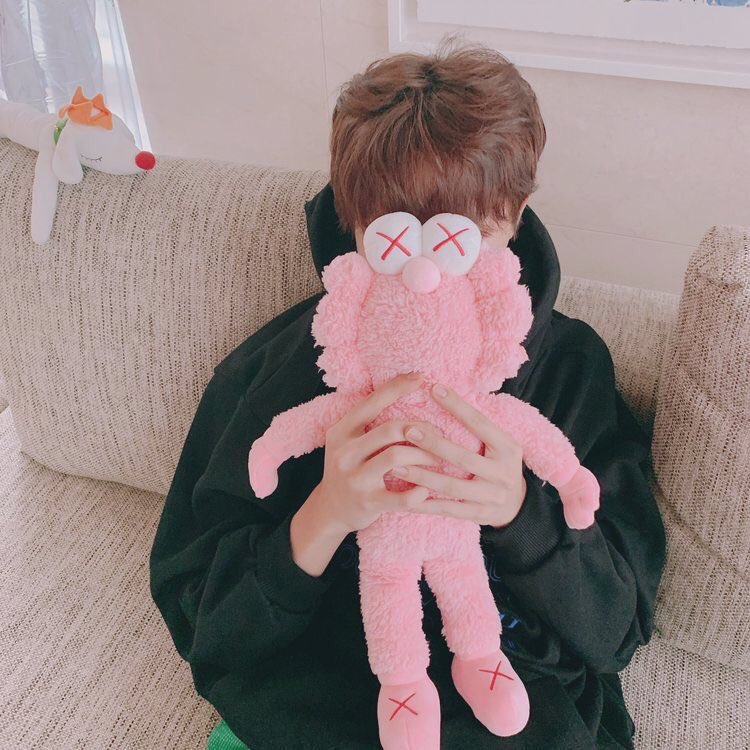 in the end let’s sob together cause he is the most boyfriend person but never our boyfriend
