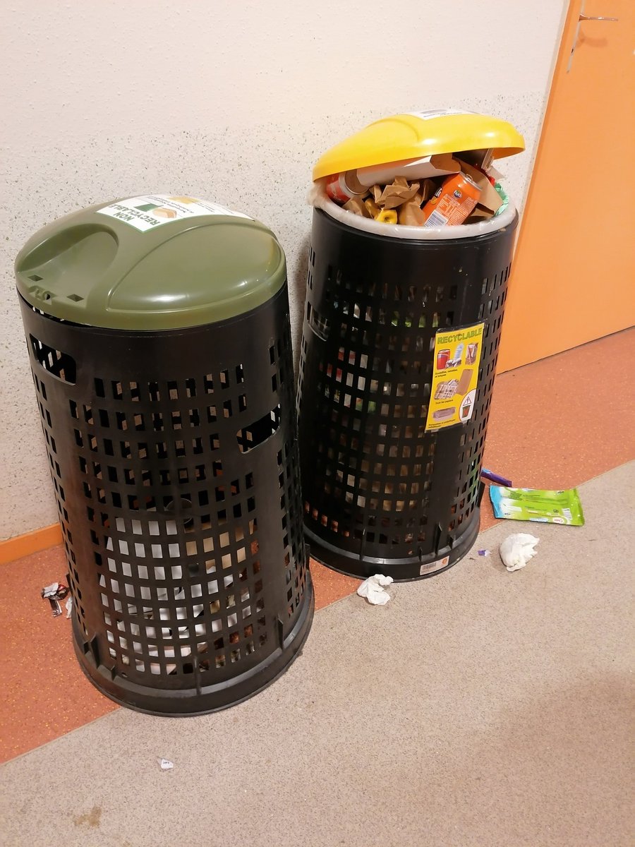 _bibinho_'s tweet photo. Salles de cours surpeuplées, poubelles non vidées depuis on ne sait quand, pas de savons dans les toilettes, cas de COVID avérés non-communiqués aux étudiants... On vous dérange pas trop @Unilim_FLSH @unilim @jmblanquer? #COVID__19 #COVID19 #COVID19france #gestesbarrières https://t.co/b1jN00Tj2Z