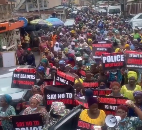 oneprojectafrik's tweet photo. obvious disregard and disrespect for the highest democratic office in the country and democracies around the world- the citizens. #EndPoliceBrutalitynow #WomenOfCourage https://t.co/EXHNTn6AAc
