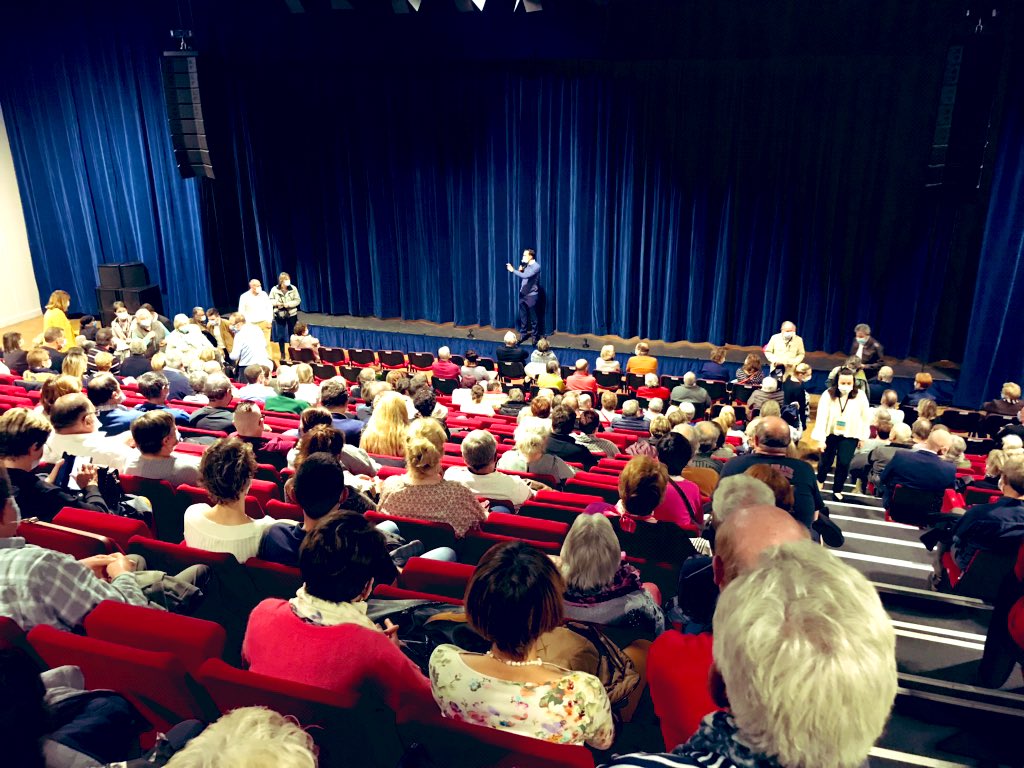 FabienVerdier28's tweet photo. #spectacle 🎭 Affluence pour la première représentation de la #saisonculturelle à l’Espace Malraux @villeChateaudun avec la pièce de Philippe Claudel #Compromis interprétée par Michel Leeb, Pierre Arditi et Stéphane Pezerat, mise en scène Bernard Murat 👍 #playChateaudun #theatre https://t.co/8xldncYoWk