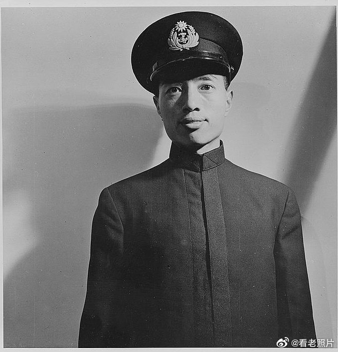 看老照片左图，1942年，汪精卫海军制服照。右图，1943，国民政府派往