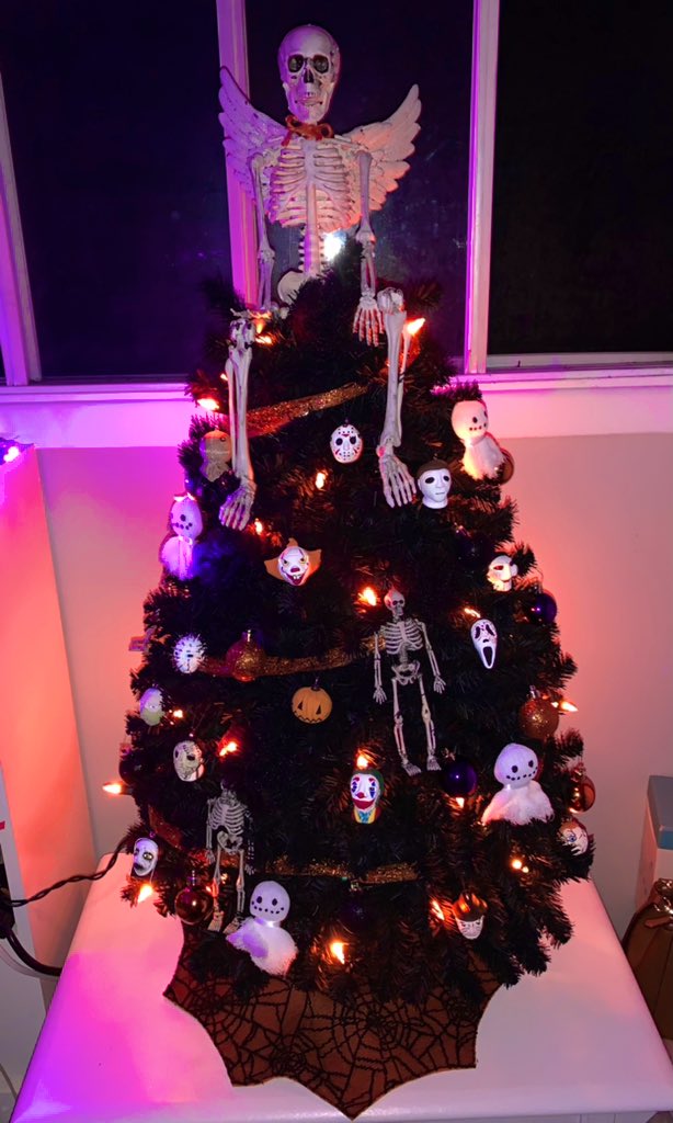 crossingastoria's tweet photo. Spent way too long making these decorations but I love my Halloween tree so much 😍🎃🖤 https://t.co/wdufqmoSO1