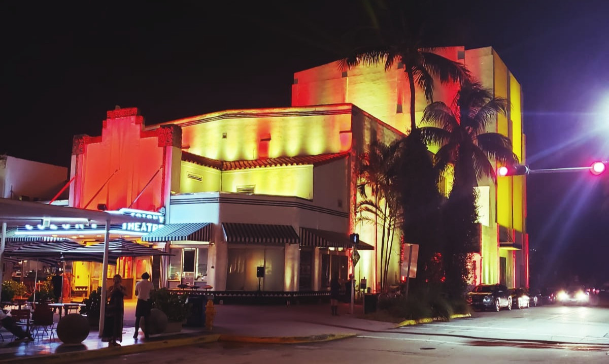 @miaminewdrama lights up the @ColonyTheatreMB 'Light The Arts' Featuring music by @NuDecoEnsemble Fri. 10/9, Sat 10/10, Sun 10/11 - 8:30pm-10pm every half hour #experiencemiamibeach @LncolnRd #LightTheArts #NuDecoEnsemble #MiamiNewDrama #ColonyTheatre ow.ly/dE5Y50BNyEL