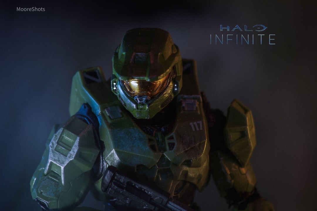 2. On the flip side, despite how detailed our “World of Halo” figs are there's even more detail on Spartan Collection figures + more articulation for posing, interchangeable hands, and sidearms.Honestly they’re both good, so ‘collect ‘em all?’: by  @Mooreshots1