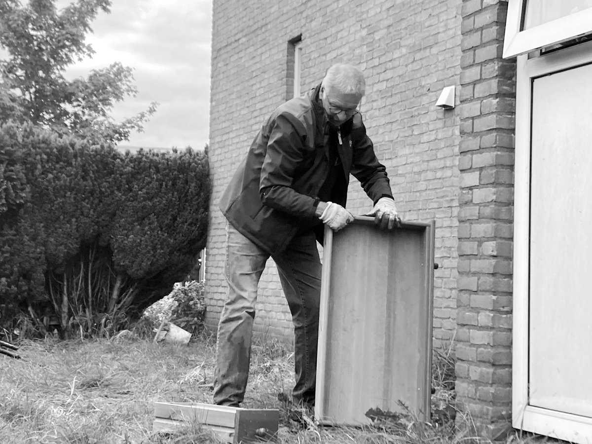presentadoorn's tweet photo. Wat een mooie samenwerking hadden we vandaag met @Riwis (schatten van hulpverleners). Met elkaar een gezin op weg geholpen. En ons bestuur is niet alleen bestuurlijk heel goed, sjouwen en opruimen kunnen ze als de beste #dankbaar #apeldoorn #vrijwilligers https://t.co/DQDl1PezwL