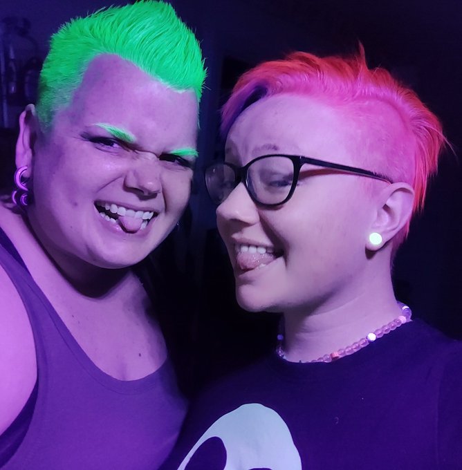 Me and @CreamedBerry being all UV reactive 👽🛸 I haven't shampooed since dyeing it, so you can see where<a class="tags" target="_blank" title="On Twitter" href="/?out=eyJ0eXAiOiJKV1QiLCJhbGciOiJIUzUxMiJ9.eyJpYXQiOjE3MjYxMzI5NzAsImlzcyI6InR3cG9ybnN0YXJzLmNvbSIsIm5iZiI6MTcyNjEzMjk3MCwiZXhwIjoxNzU3NjY4OTcwLCJyZWRpcmVjdF91cmwiOiJodHRwczovL3R3aXR0ZXIuY29tL0NyZWFtZWRCZXJyeSJ9.uesLaesMw8aq1K_wuAgymo7STDLPN0UgX-1sg8y1S2kQSYQPrWdEkFedv_IOrMlsYIcI7UenmlVZV8JCvtj14A">@CreamedBerry</a><a href="/tag/newprofilepic"class="tags"><span>#newprofilepic</span></a>