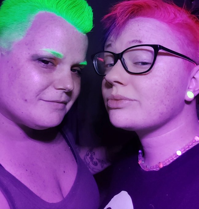 Me and @CreamedBerry being all UV reactive 👽🛸 I haven't shampooed since dyeing it, so you can see where<a class="tags" target="_blank" title="On Twitter" href="/?out=eyJ0eXAiOiJKV1QiLCJhbGciOiJIUzUxMiJ9.eyJpYXQiOjE3MjYxMzI5NzAsImlzcyI6InR3cG9ybnN0YXJzLmNvbSIsIm5iZiI6MTcyNjEzMjk3MCwiZXhwIjoxNzU3NjY4OTcwLCJyZWRpcmVjdF91cmwiOiJodHRwczovL3R3aXR0ZXIuY29tL0NyZWFtZWRCZXJyeSJ9.uesLaesMw8aq1K_wuAgymo7STDLPN0UgX-1sg8y1S2kQSYQPrWdEkFedv_IOrMlsYIcI7UenmlVZV8JCvtj14A">@CreamedBerry</a><a href="/tag/newprofilepic"class="tags"><span>#newprofilepic</span></a>