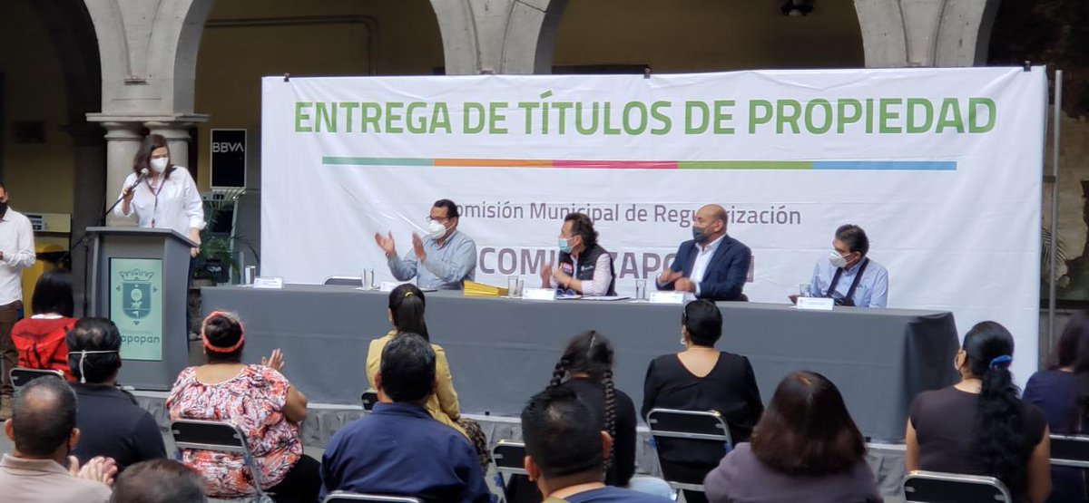 SEDATURepresent's tweet photo. Hoy acompañamos al presidente municipal de #Zapopan, @PabloLemusN y al Representante del @INSUS_Oficial, Ernesto Padilla, en la entrega de entrega de títulos de propiedad gestionados a través de la Comisión Municipal de Regularización. https://t.co/YDXYnsKdZJ
