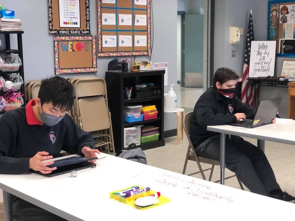 StMichaelHighBR's tweet image. Students have been spending their free time in the IDEA Lab learning some coding basics and how to apply the program they’ve coded to Ozobots. These tiny robots can preform a variety of functions &amp;amp; can even laugh and flash programmed LED lights.  #CodingWarriors #IDEALab #Ozobots