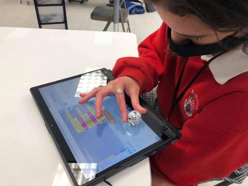 StMichaelHighBR's tweet image. Students have been spending their free time in the IDEA Lab learning some coding basics and how to apply the program they’ve coded to Ozobots. These tiny robots can preform a variety of functions &amp;amp; can even laugh and flash programmed LED lights.  #CodingWarriors #IDEALab #Ozobots