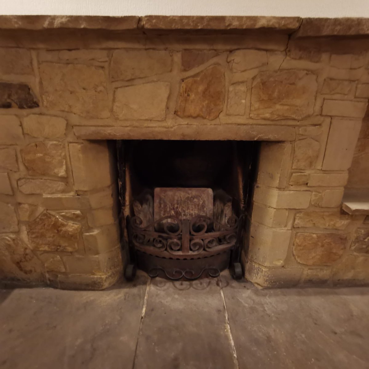 Fireplace transformed! 🔥 <a href="/HunterStovesGrp/">Hunter Stoves Group</a> parkray aspect 5 eco <a href="/specflue/">Specflue</a> <a href="/SchiedelUK/">Schiedel UK</a> technoflex flue liner @capital_fp Colby 55” Aegean limestone surround. <a href="/tradepricestone/">Trade Price Stone</a> calibrated black riven slate hearth cut and polished on site &amp; smooth internal board 👍🏼😍🔥❤️