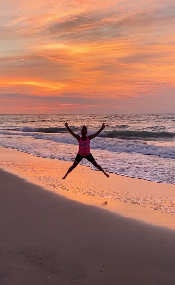 brendas_outside's tweet photo. It’s FriYay 😀🌊🏝😎🐬.  Run &amp; Bike miles for @DMSESports #M2MBR #Medford2MedfordBR #run #bike #outdoors #nc https://t.co/AQy7qrLBHa