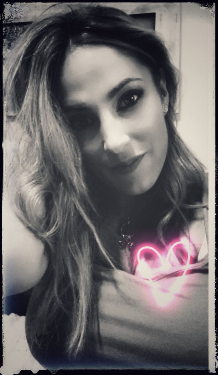 La vida es ser feliz en las buenas , y luchar por serlo en las malas 🐚