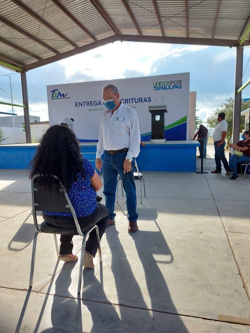 Nuestro gobernador <a href="/fgcabezadevaca/">Fco. Cabeza de Vaca</a> hizo entrega personalmente de escrituras a habitantes de Reynosa, con estas acciónes a través del ITAVU se impulsa el #bienestar y #desarrollo de las y los tamaulipecos, 81 familias más que cuentan con un respaldo jurídico ante su patrimonio.