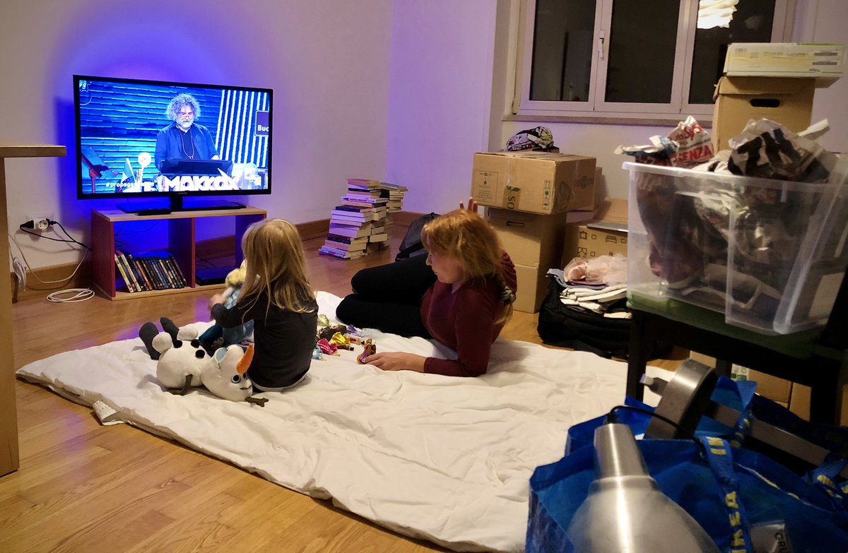 igorpardini's tweet photo. @welikeduel appena traslocati, circondati dagli scatoloni, ma con il solito appuntamento fisso ✊🏻

#propagandalive #trasloco #newhome @Eglemugno https://t.co/4s21P9WOcp