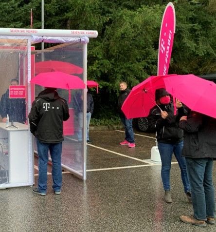 digitaldenkbar's tweet photo. Wir bei der #Telekom verbinden Menschen - und bei Problemen helfen wir, von fern und nah. Gestern und heute waren in Nohfelden im #Saarland Senioren dankbar für Kundennähe mit dem Servicemobil. #wewontstop #besterservice https://t.co/wj3afiAaQh