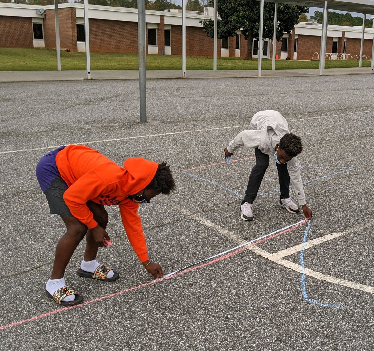 RCEMiddle's tweet photo. Mrs. Arnold’s students used sidewalk chalk to illustrate problems related to dilations and scale factor #teamRCE🐾 #RCEmath🤘🏻⭐️ https://t.co/NzrlotYvCC