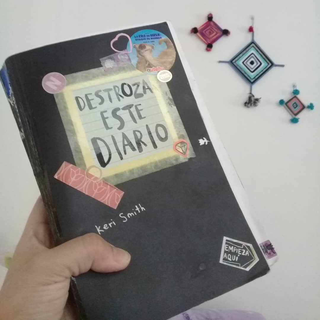 nadiaysumaleta's tweet photo. Una mirada a mi #destrozaestediario que realice hace un par de años y que veo dentro tanta creatividad y de ideas que he transportado desde este libro a mis otros diarios.
#kerismith #diario #crearivity #creatividad #weekend #vibes #goodweekend
https://t.co/Rad27n0VWi https://t.co/RChsoR3gMw
