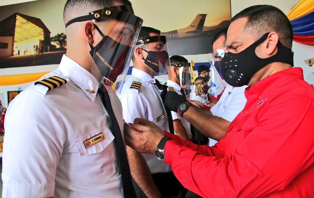 inac_ve's tweet photo. #9Oct || 5/9 Por su parte, los alumnos de la promoción 77 del @VenezuelaCiac, recibieron Diplomas y Alas de Pecho, motivándolos a seguir formándose y capacitándose como los mejores Pilotos de la Patria. https://t.co/oIHvUc2mfr