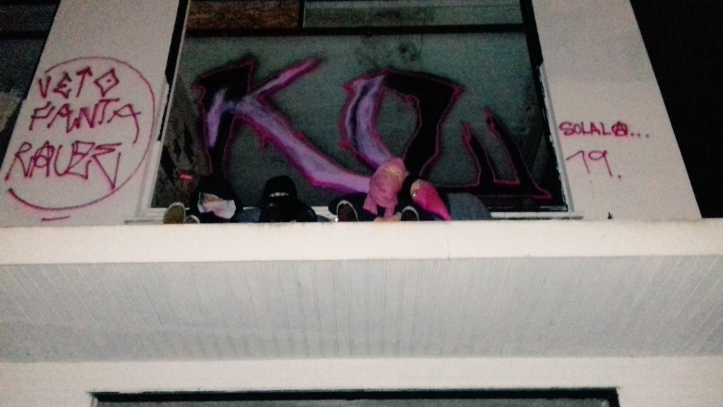 ILBremen's tweet image. Wir sind noch hier - ready or not, queer we come! #besetzen #liebig34lebt #Liebig34bleibt #dete #Bremen