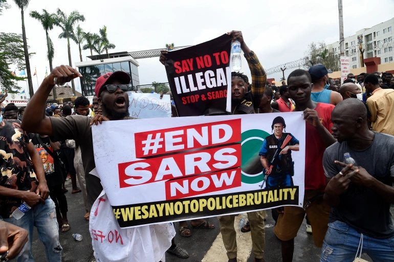 AJENews's tweet photo. #EndSARS: Nigerians protest against police brutality https://t.co/IlSNpdLFf2 https://t.co/eAW6wynKhi
