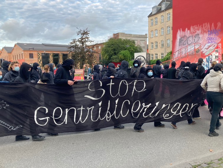 Solidarity demo in Copenhagen! We won the fight for Ungdomshuset! You can win the fight for #Liebig34! They can't evict our movement!

Photos by @RuneEltard 
#Liebig34bleibt #b0910