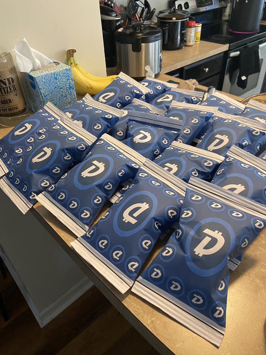 AmoreLoveAmor's tweet photo. DigiByte Party tonight at my crib! 
Chips, Water, and Chocolate Covered Oreos... 

Dinner: Pot Roast, Mac and Cheese, String Beans, Dirty Rice, Meatballs, and Banana Pudding. 

Yummy 😋 https://t.co/iA4wfjxD4Z