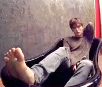 131107 JYJ Naver LINE"Wanna see my foot? Here you go!"