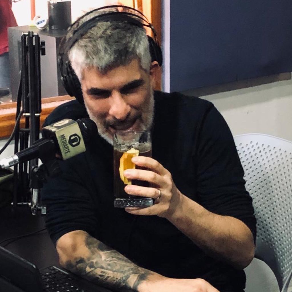 Acá, tranqui, haciendo radio un viernes... #tipopub