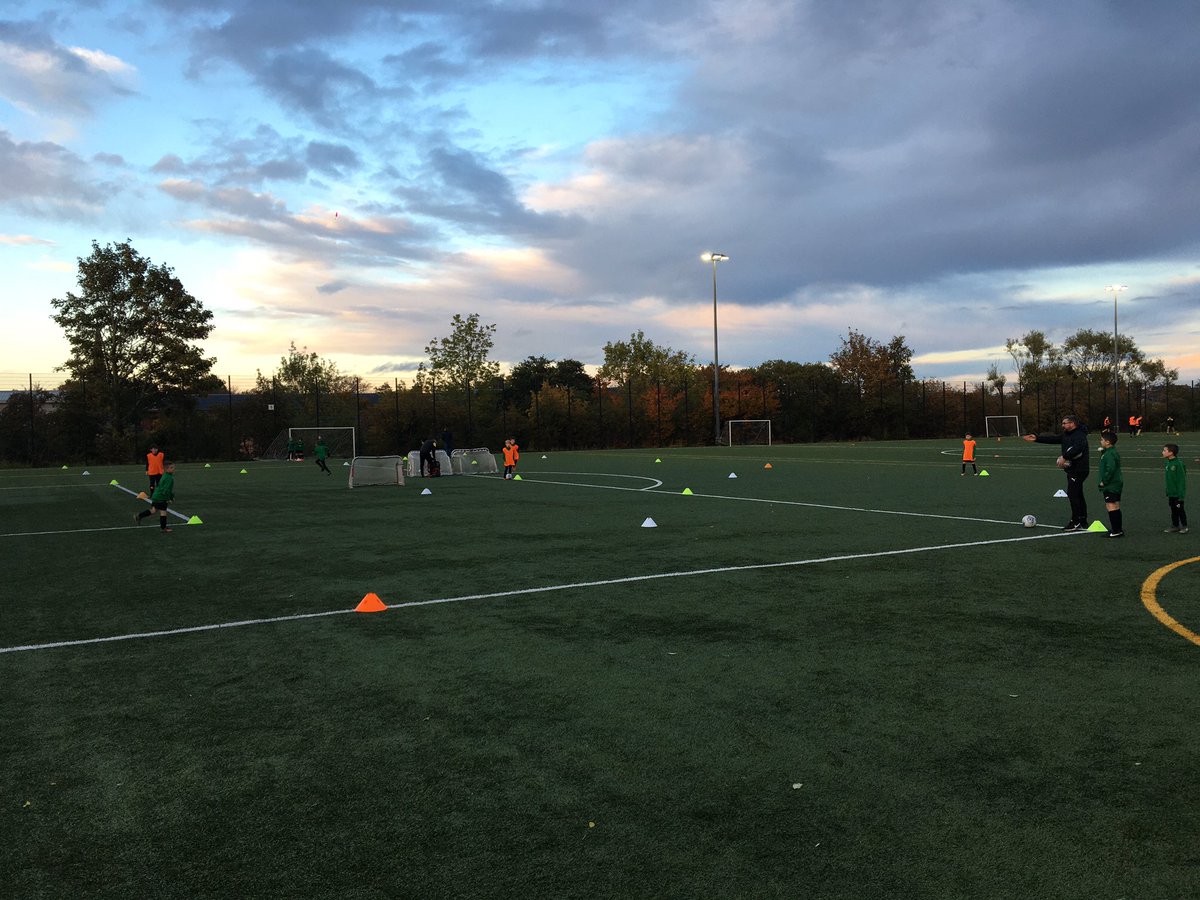 weehoops2011s's tweet photo. Fantastic session put on tonight by @antsmcminn and the guys from box soccer. The kids thoroughly enjoyed it and would love to have the guys back again! Think they would have trained until the floodlights went off 😂😂👌🍀⚽️ #BlantyreCelticYFC #Youthfootballscotland #Boxsoccer https://t.co/PPUEuWwGm5