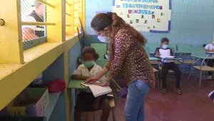 HONDURAS Maestra embarazada sigue dando clases en la pandemia a niños indígenas