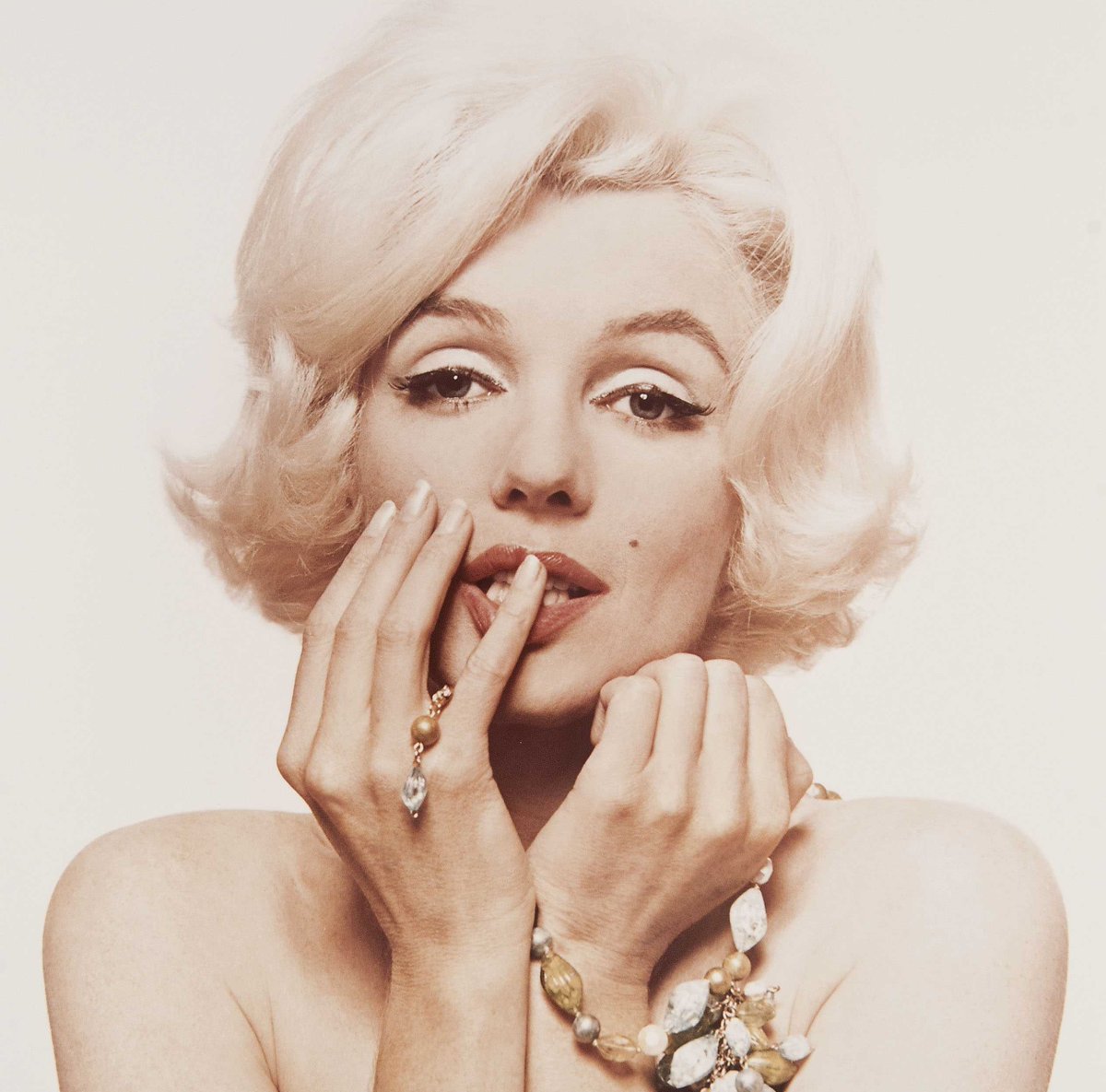 TheOldHollywood's tweet photo. Marilyn Monroe photographed by Bert Stern during her final photo shoot just six weeks before her death, June 1962 https://t.co/M95cWdxEsn