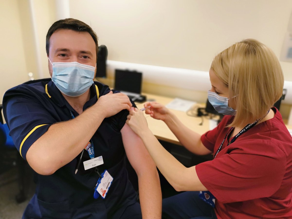 MonicaMarszalek's tweet photo. Our @UHP_IMT #DigitalTransformationTeam having a #flujab 🛡️
🖥️ Don't think of it as getting a flu shot. Think of it as installing virus protection software 💻 https://t.co/I09qlGVpZn