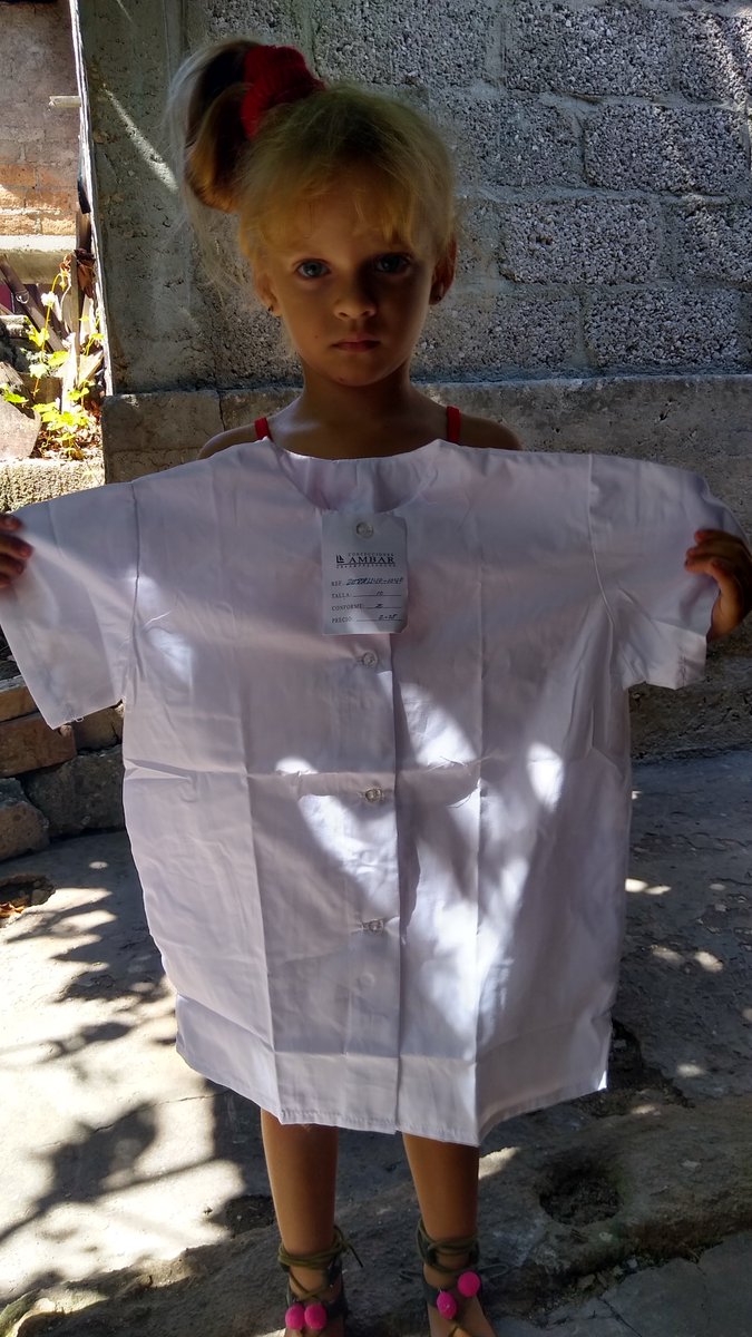 Grechent5's tweet photo. Esto es una falta de respeto. 
Los uniformes que vendieron para los niños de 5 años que van para preescolar,las blusas talla 10 y las sayas talla 8. Ahora los padres debemos de llevarle esto a una costurera para q haga un milagro y le pueda quedar bien. @CUBADECIDE @alexotaola https://t.co/uvnDGbKpz9